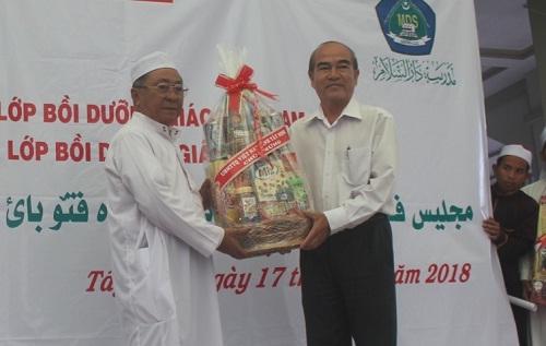 Ban Đại diện Cộng đồng Hồi giáo (Islam) Tây Ninh tổ chức  Tổng kết lớp Bồi dưỡng Giáo lý Islam khóa 4 và Khai giảng khóa 5