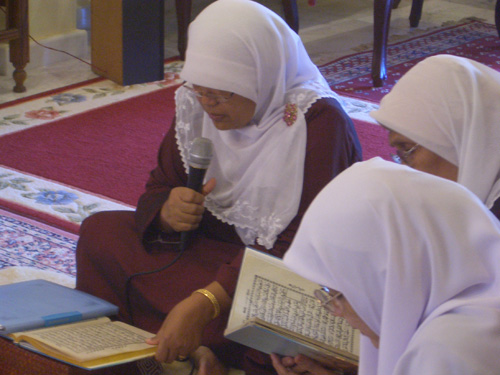 Phụ nữ học Qur'an trong Masjid